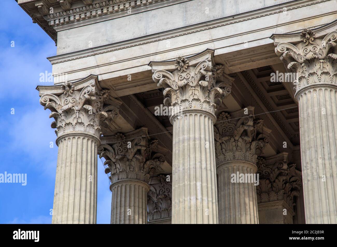 Ancienne colonne de palais de justice de justice. Colonnade néoclassique avec colonnes corinthiennes dans un bâtiment public ressemblant à un Banque D'Images