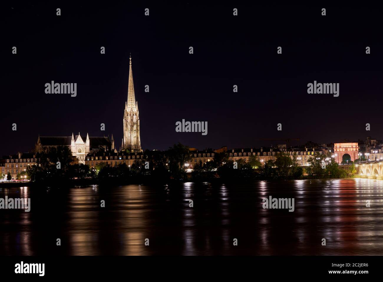 La basilique Saint-Michel, la porte de Bourgogne et le pont Pierre illuminés la nuit, Bordeaux, France, le 2019 août Banque D'Images