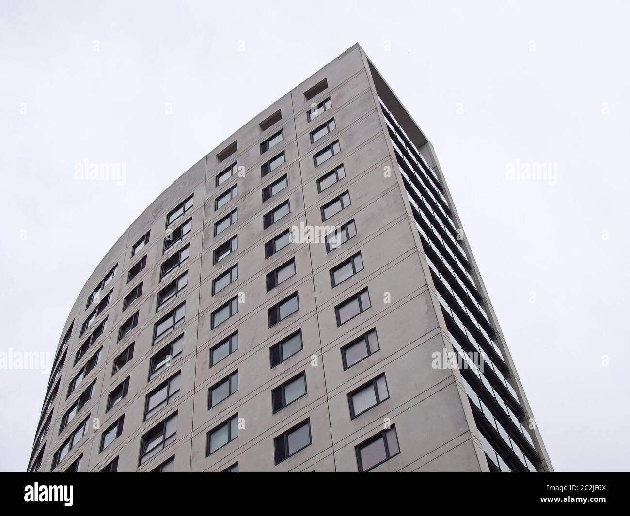 clarence maison un immeuble moderne de 218 pieds de haut, appartement et magasin dans le secteur du quai de leeds contre un ciel gris Banque D'Images