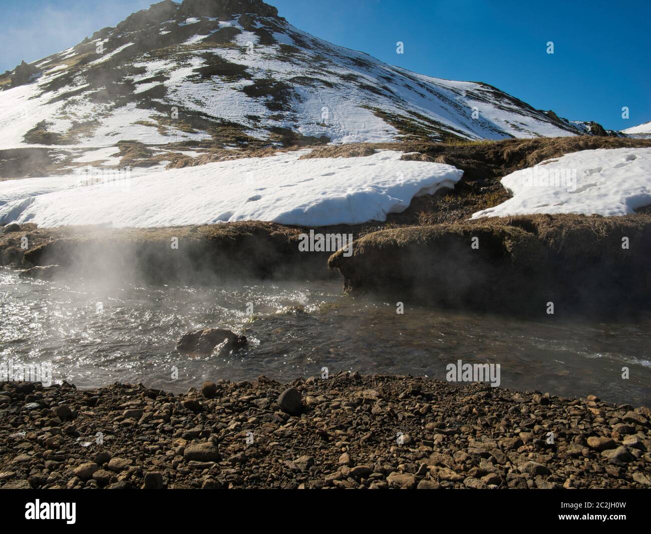 Des sources géothermiques dans les montagnes de l'Islande en hiver Banque D'Images