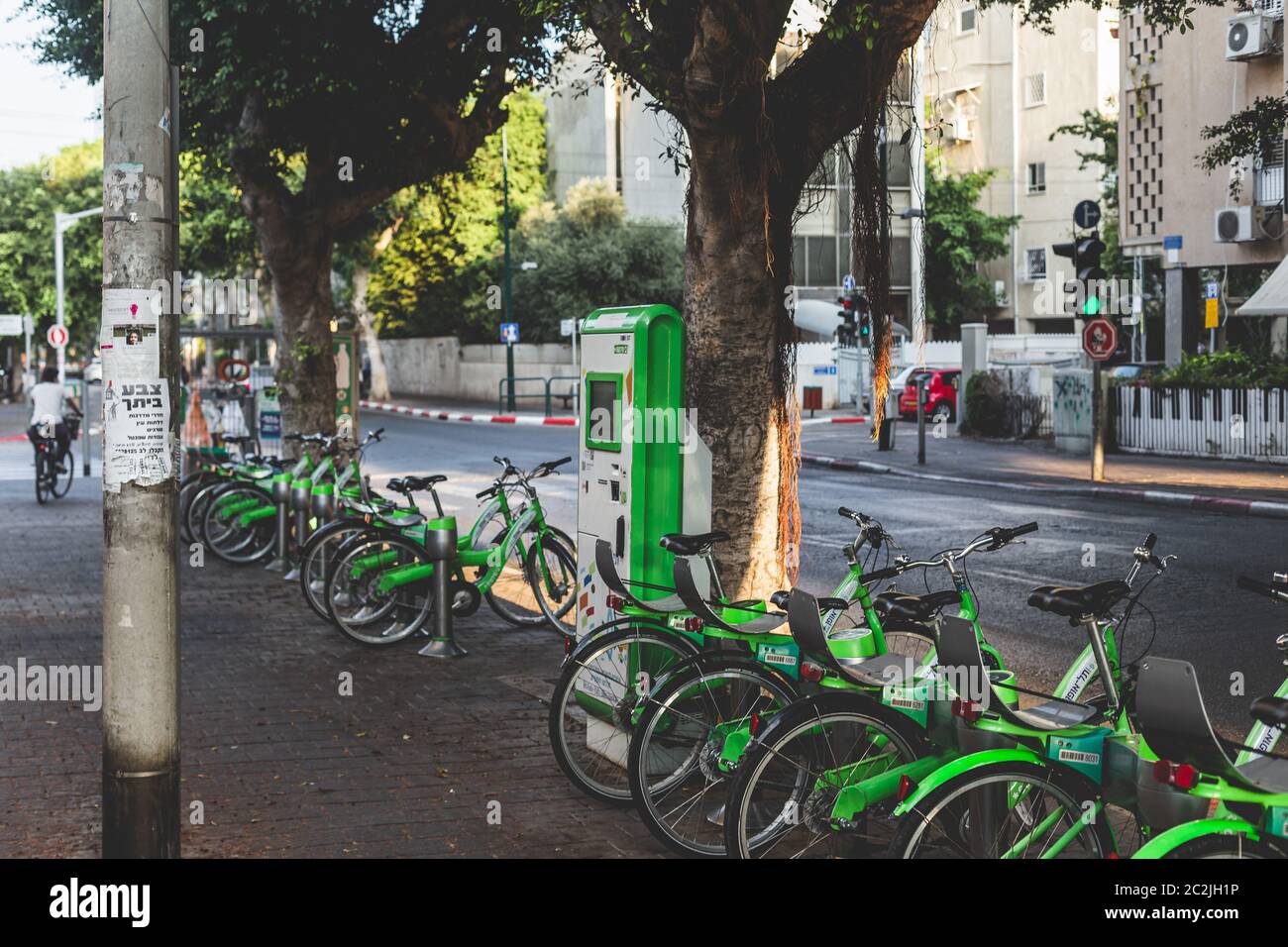 Tel Aviv/Israël-9/10/18: Station d'accueil de partage de vélos tel-O-Fun et terminal dans une rue de tel Aviv. Tel-O-Fun est un service de partage de vélos pr Banque D'Images