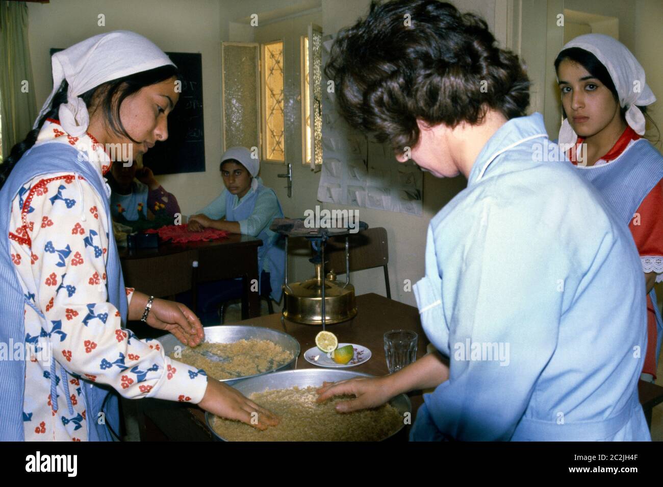 Cisjordanie Israël aide chrétienne enseigner les femmes à cuisiner Banque D'Images