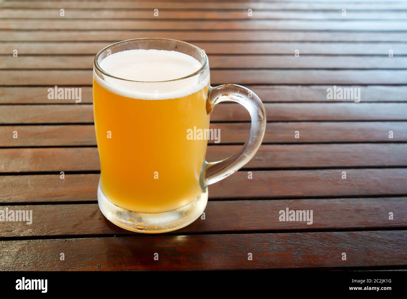 Un verre de blonds frais, bière, cyclistes Banque D'Images