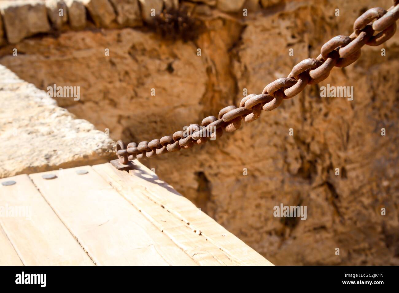Une chaîne d'un pont-levis d'un déversoir Banque D'Images