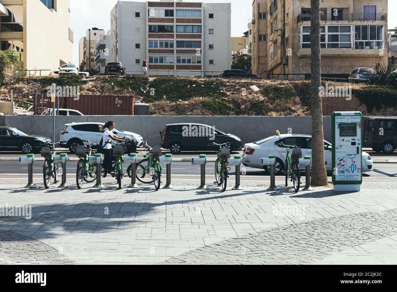Tel Aviv/Israël-10/10/18: Station d'accueil de partage de vélos tel-O-Fun et terminal dans une rue de tel Aviv. Tel-O-Fun est un service de partage de vélos p Banque D'Images