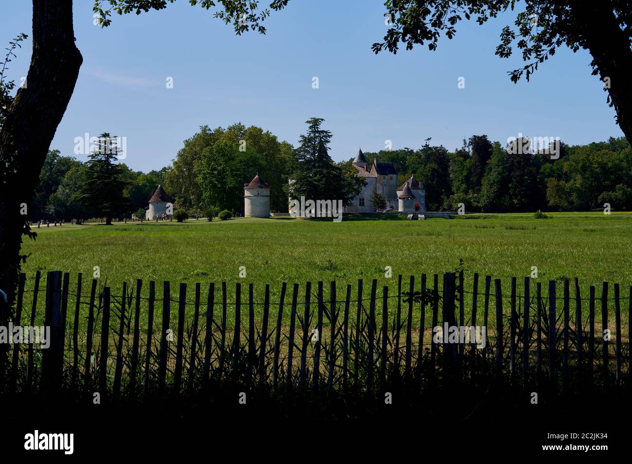 Vue sur le parc du château de Brede (Château de la Brede) dans la région des graves de Bordeaux, France Banque D'Images