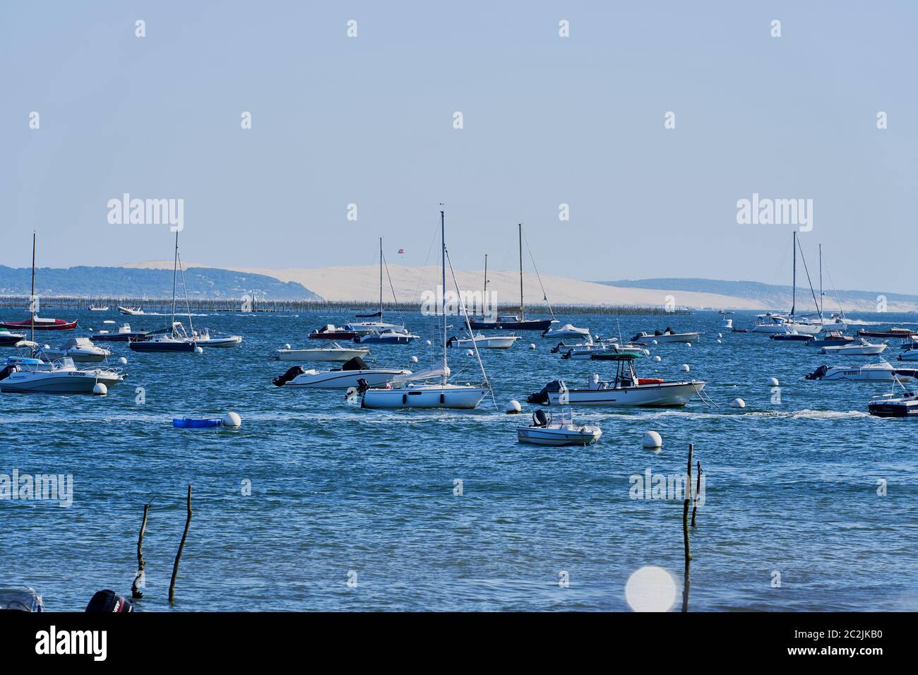 Bateaux de plaisance et bateaux de pêche avec la plupart des passagers féminins dans Arcachon Bay, Piaillan. La dune de pilat est visible en arrière-plan Banque D'Images Bateaux de plaisance et bateaux de pêche avec la plupart des passagers féminins dans Arcachon Bay, Piaillan. La dune de pilat est visible en arrière-plan Banque D'Images