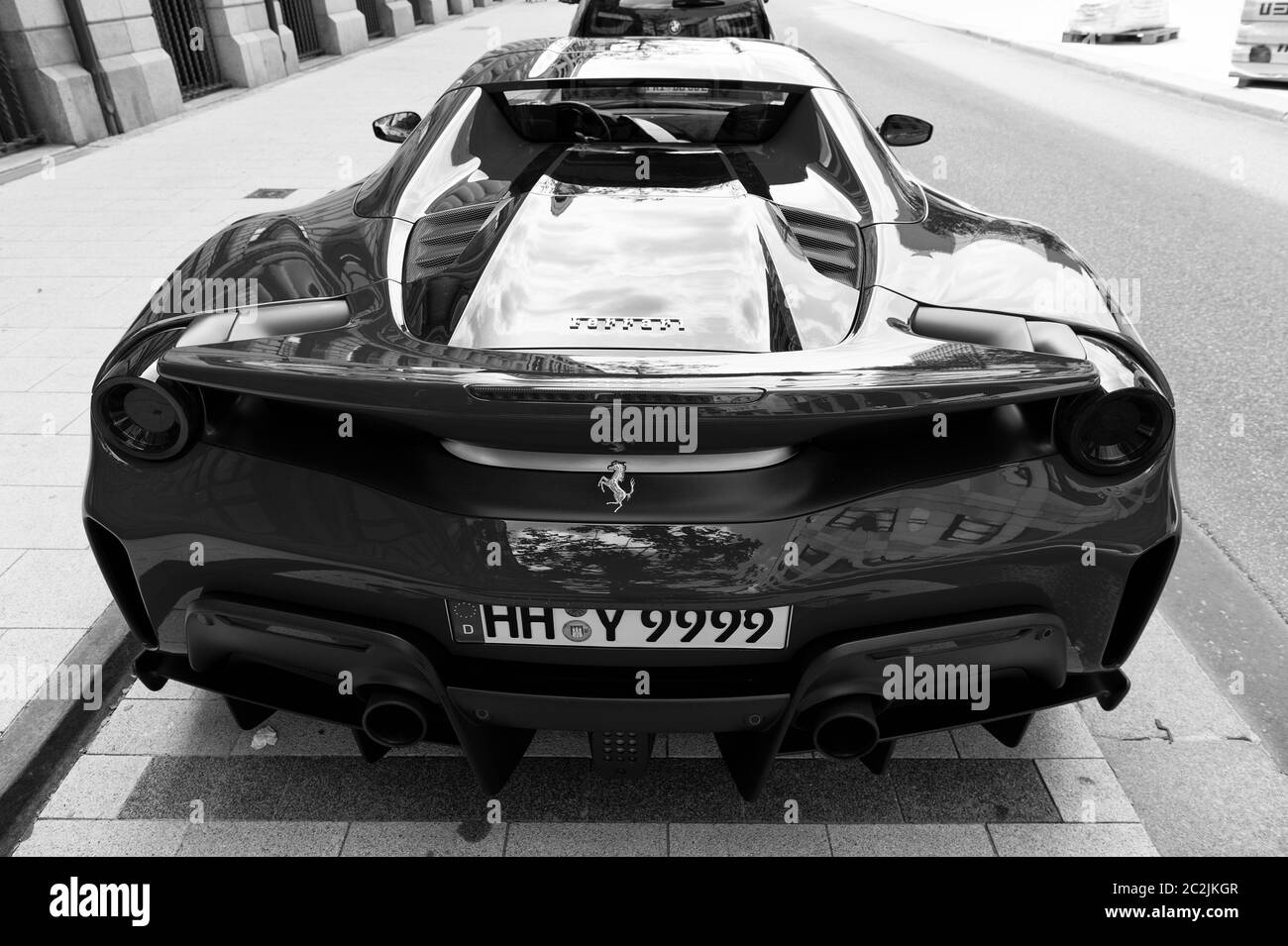 Hambourg, Allemagne-27 juillet 2019: Supercar rouge Ferrari 488 Pista stationné dans la rue à Hambourg, Allemagne . Lamborghini est célèbre voiture de marque automobile chère Banque D'Images