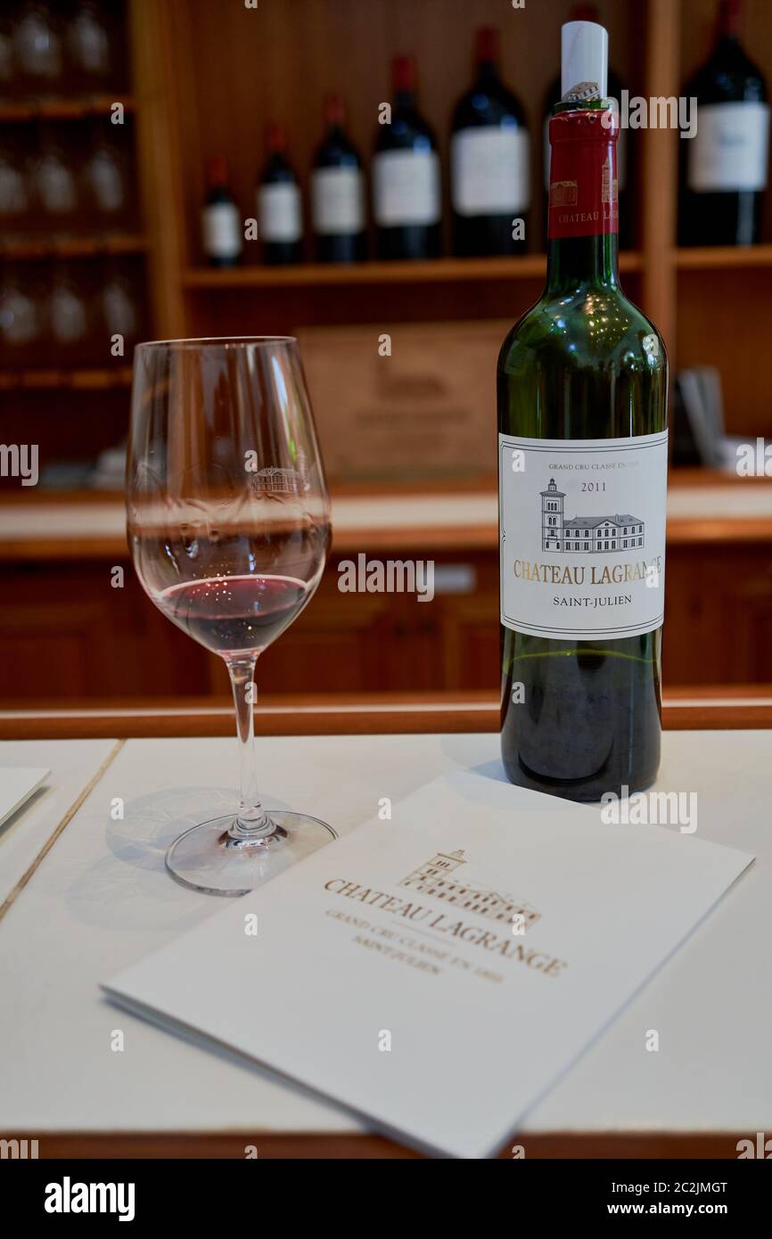 Une bouteille de 2011 vins français rouges du Château LaGrange de propriété japonaise (asahi) à Saint-Julien, le Médoc, Bordeaux, France Banque D'Images Une bouteille de 2011 vins français rouges du Château LaGrange de propriété japonaise (asahi) à Saint-Julien, le Médoc, Bordeaux, France Banque D'Images