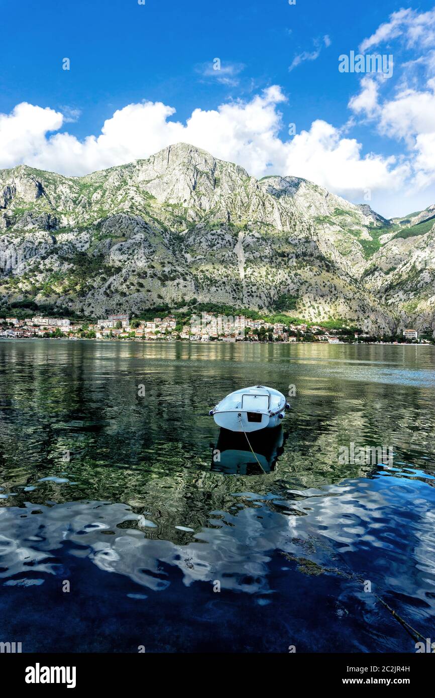 Voile et montagne en baie de Kotor au Monténégro Banque D'Images