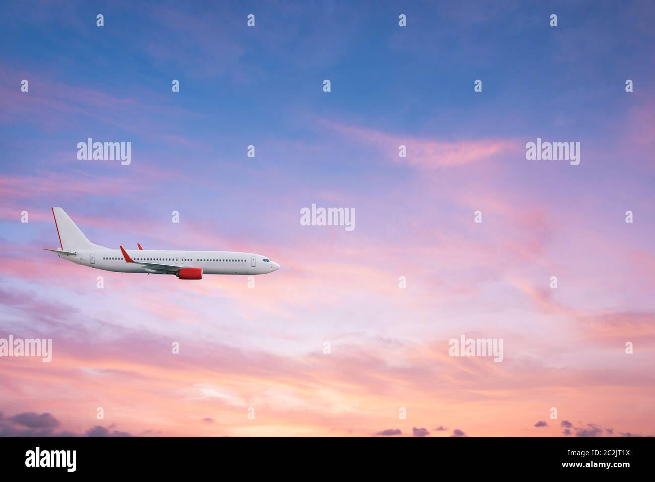 Avion avion dans le ciel au coucher du soleil Ciel Banque D'Images