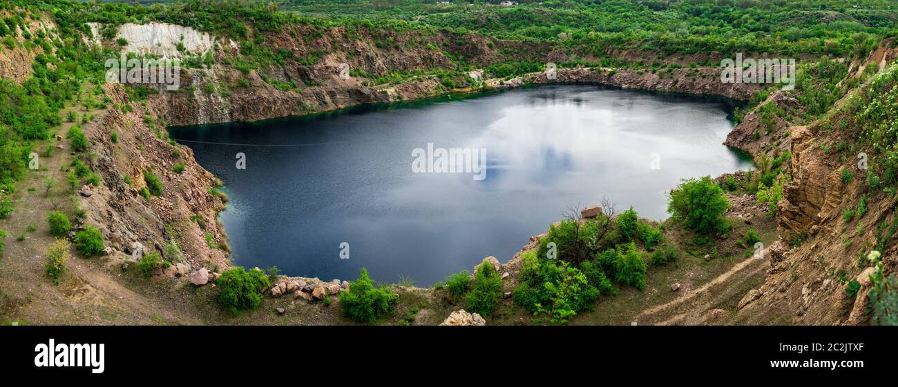 Lac de radon dans un lieu d'inondé Carrière de granit près de la rivière Bug du Sud en Mygiya village, Ukraine Banque D'Images