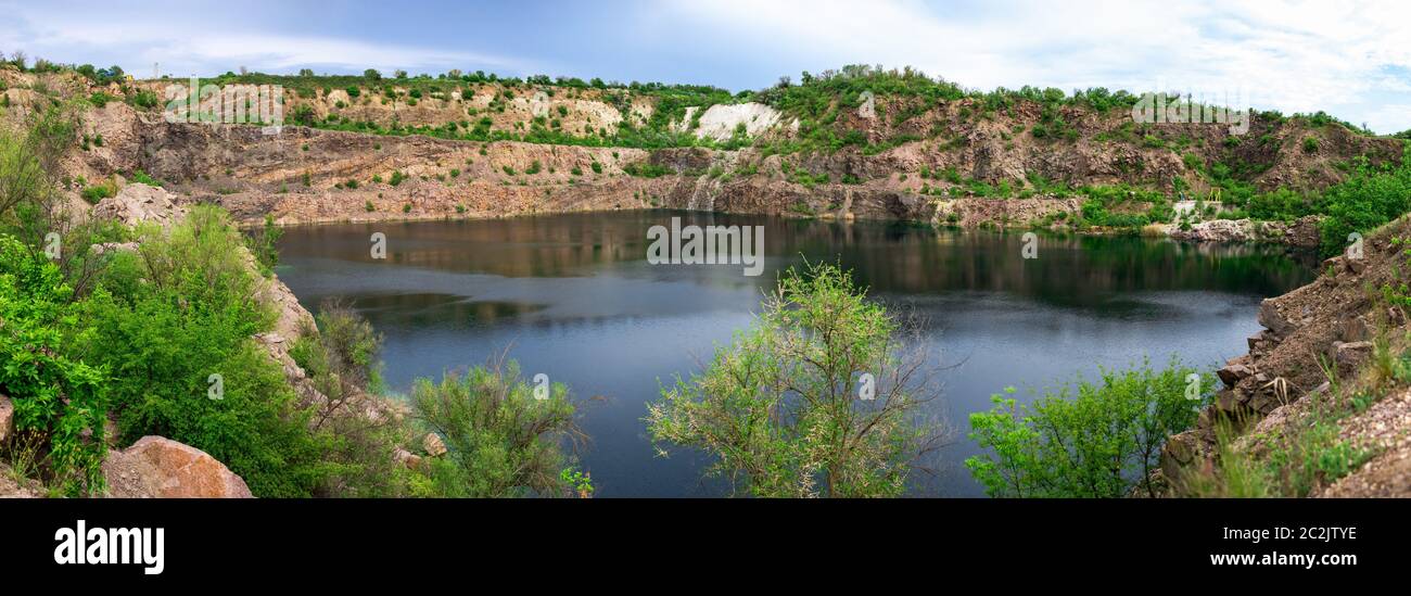 Lac de radon dans un lieu d'inondé Carrière de granit près de la rivière Bug du Sud en Mygiya village, Ukraine Banque D'Images