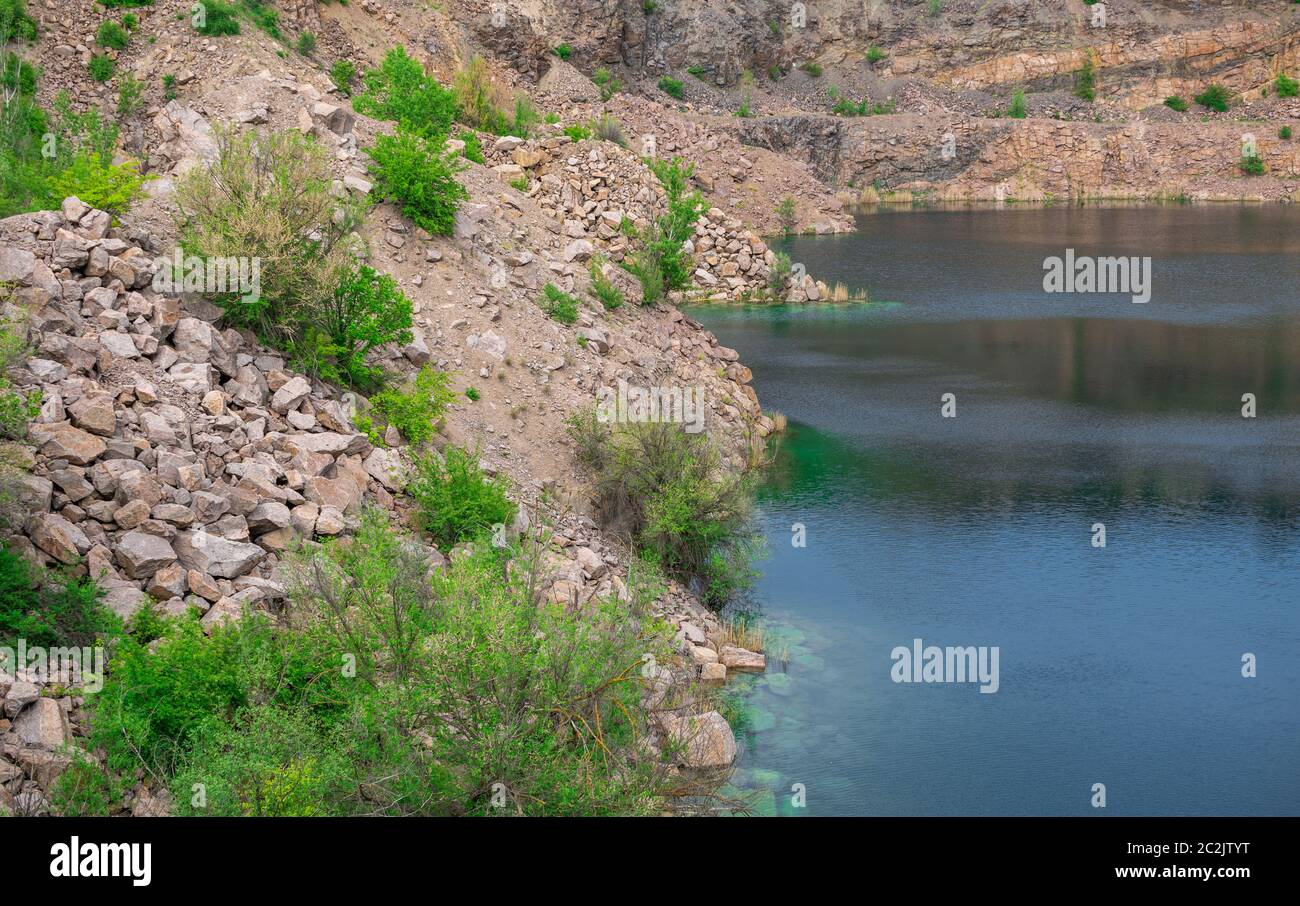 Lac de radon dans un lieu d'inondé Carrière de granit près de la rivière Bug du Sud en Mygiya village, Ukraine Banque D'Images