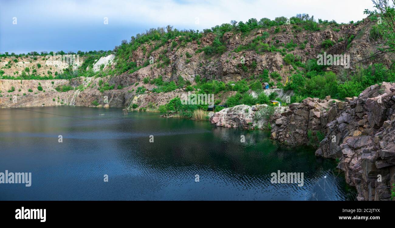 Lac de radon dans un lieu d'inondé Carrière de granit près de la rivière Bug du Sud en Mygiya village, Ukraine Banque D'Images
