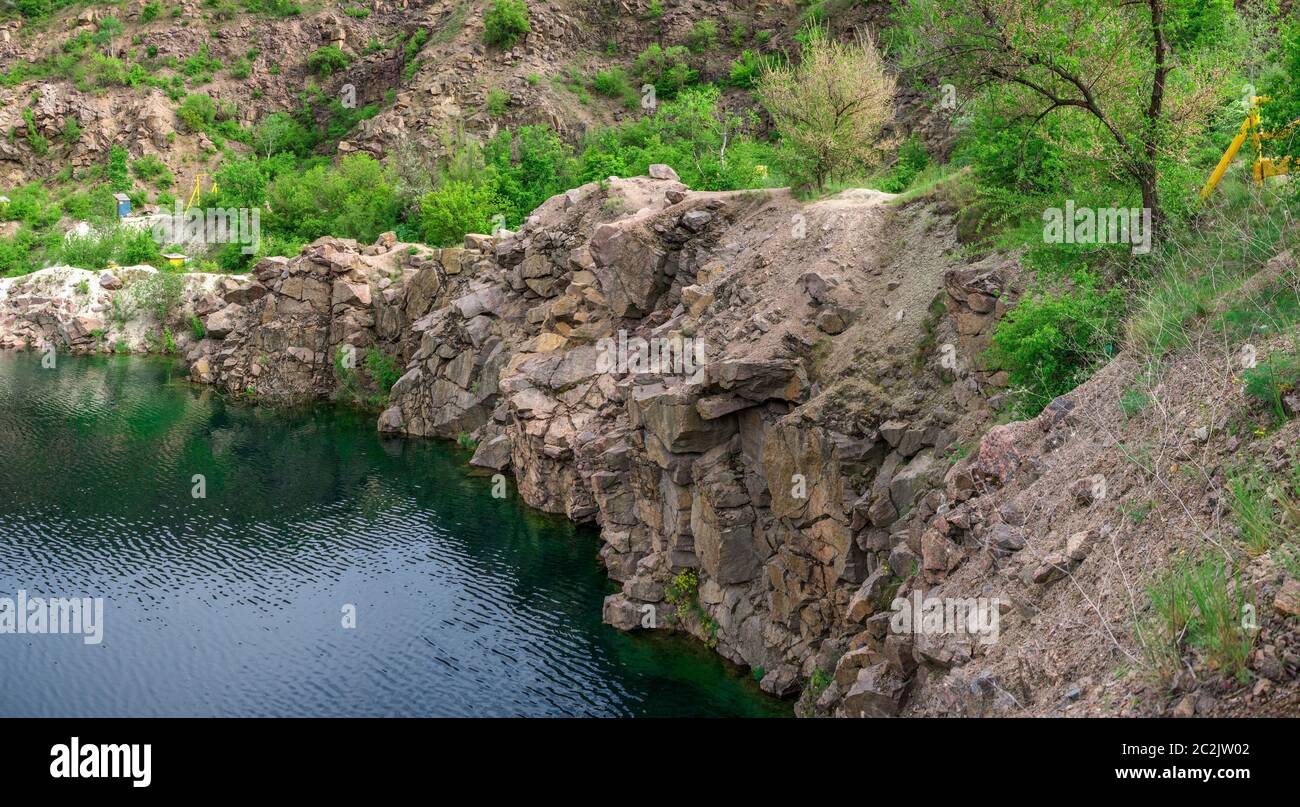 Lac de radon dans un lieu d'inondé Carrière de granit près de la rivière Bug du Sud en Mygiya village, Ukraine Banque D'Images