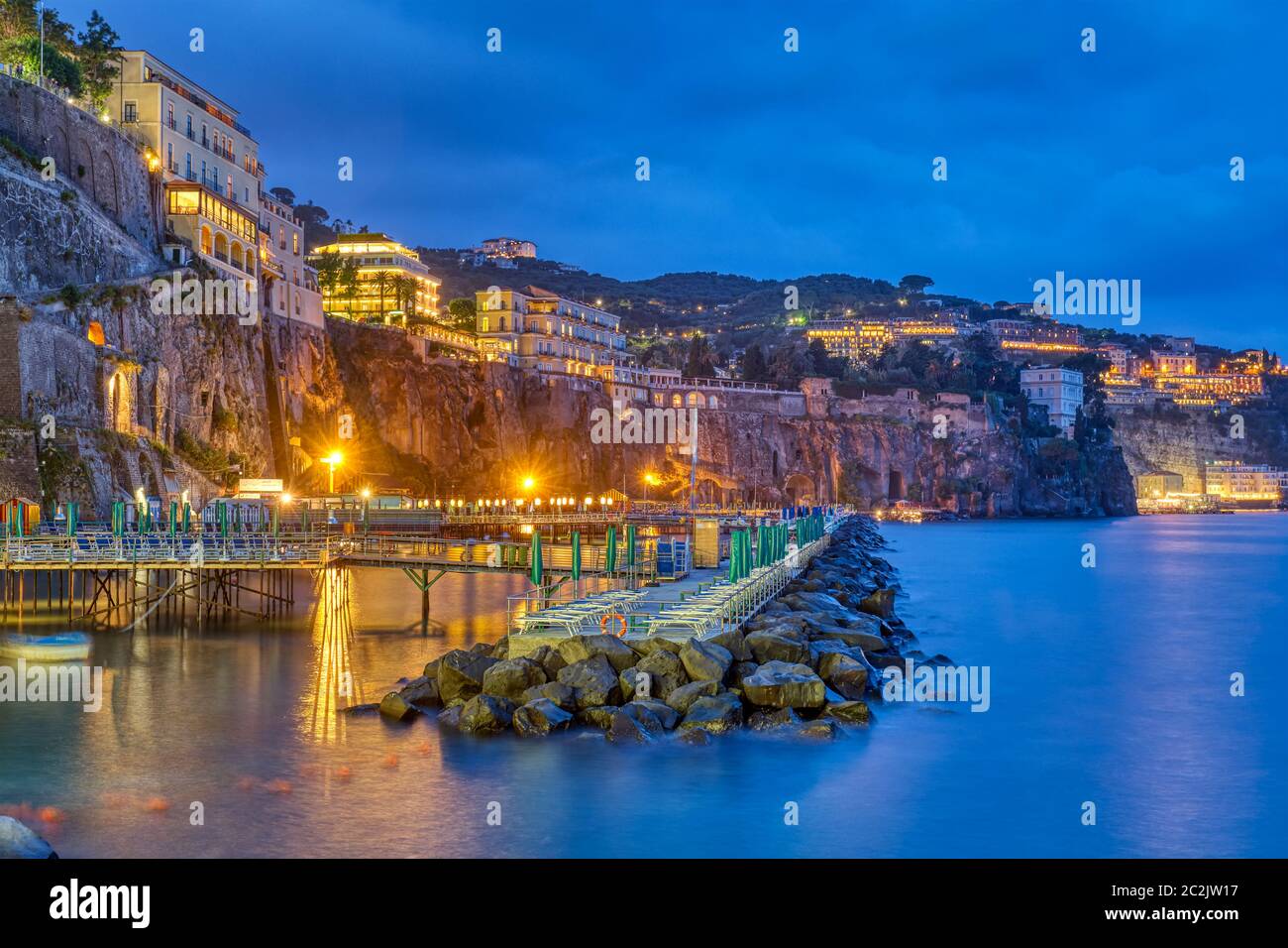 Les falaises de Sorrente sur la côte amalfitaine la nuit Banque D'Images