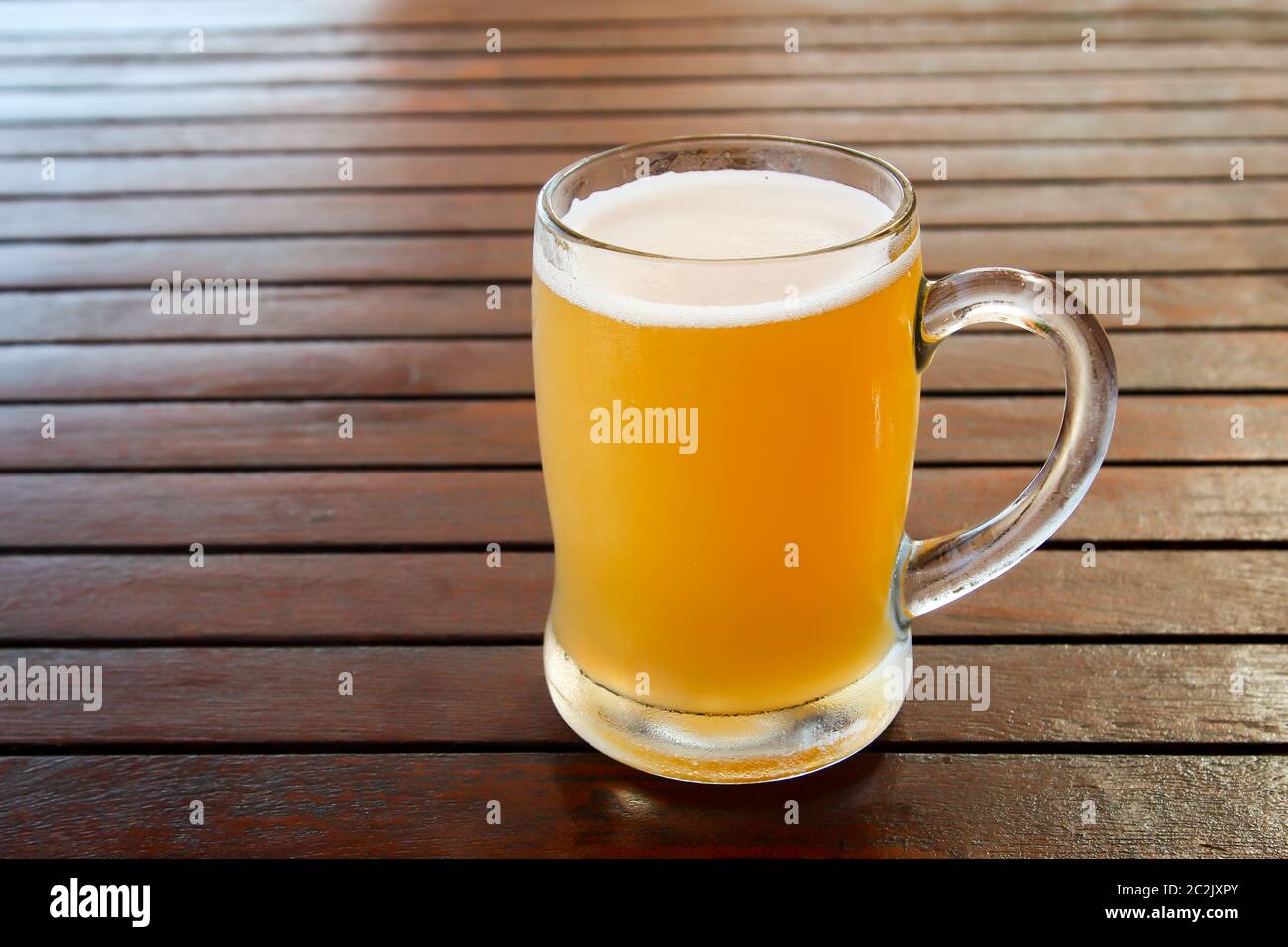 Un verre de blonds frais, bière, cyclistes Banque D'Images