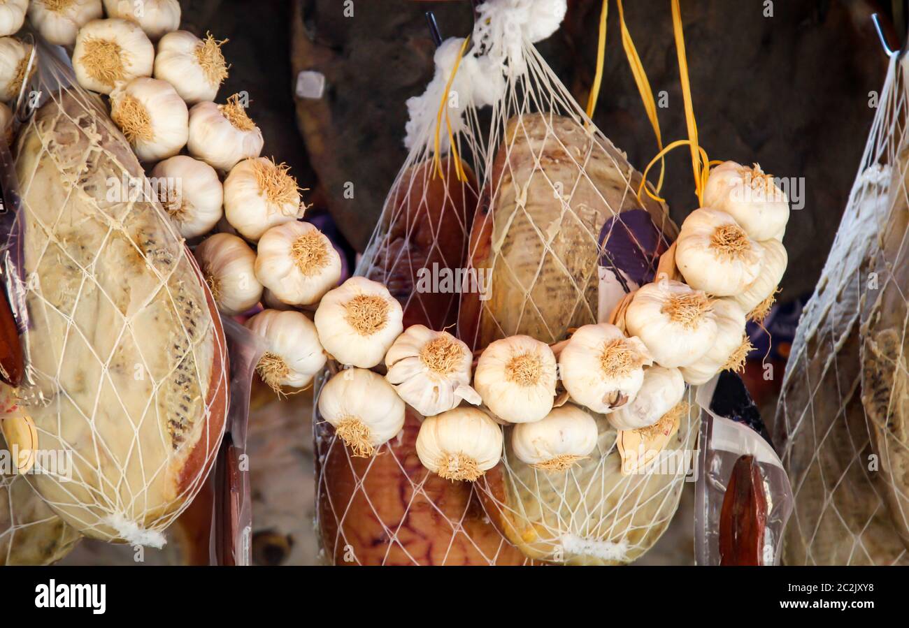 Jambon sur le marché avec décoration à l'ail Banque D'Images
