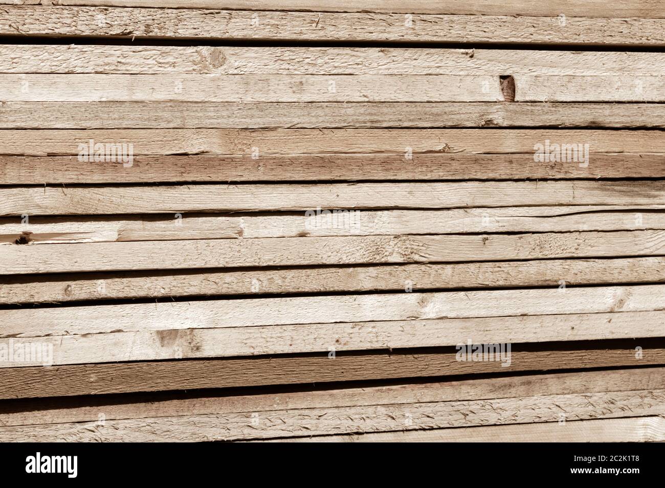 Pile de bois contreplaqué obsolètes de nombreux bois planches empilées dans une rangée. Abstract texture background. Copy Space Banque D'Images