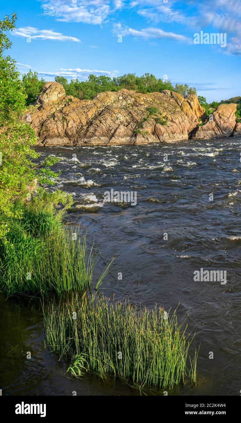 Rocky le rives de la rivière Bug du Sud près du village de Migiya en Ukraine sur un jour d'été ensoleillé Banque D'Images
