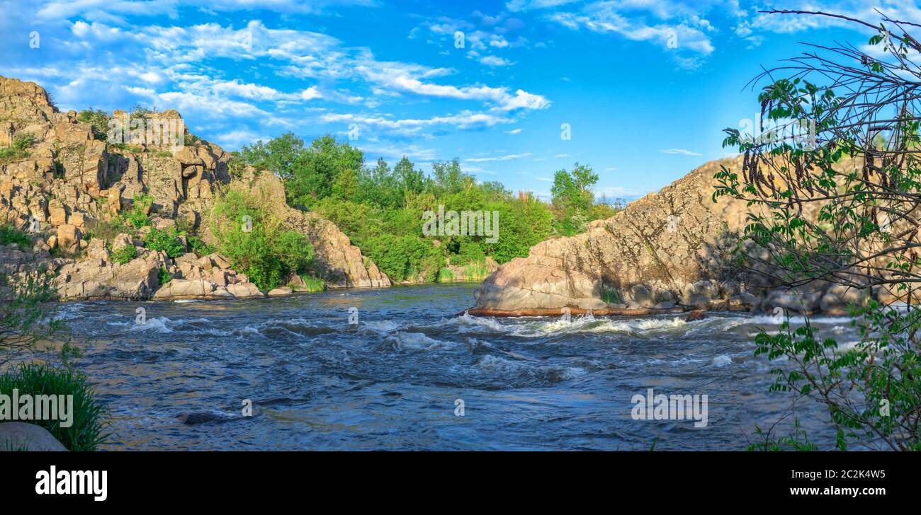 Rocky le rives de la rivière Bug du Sud près du village de Migiya en Ukraine sur un jour d'été ensoleillé Banque D'Images