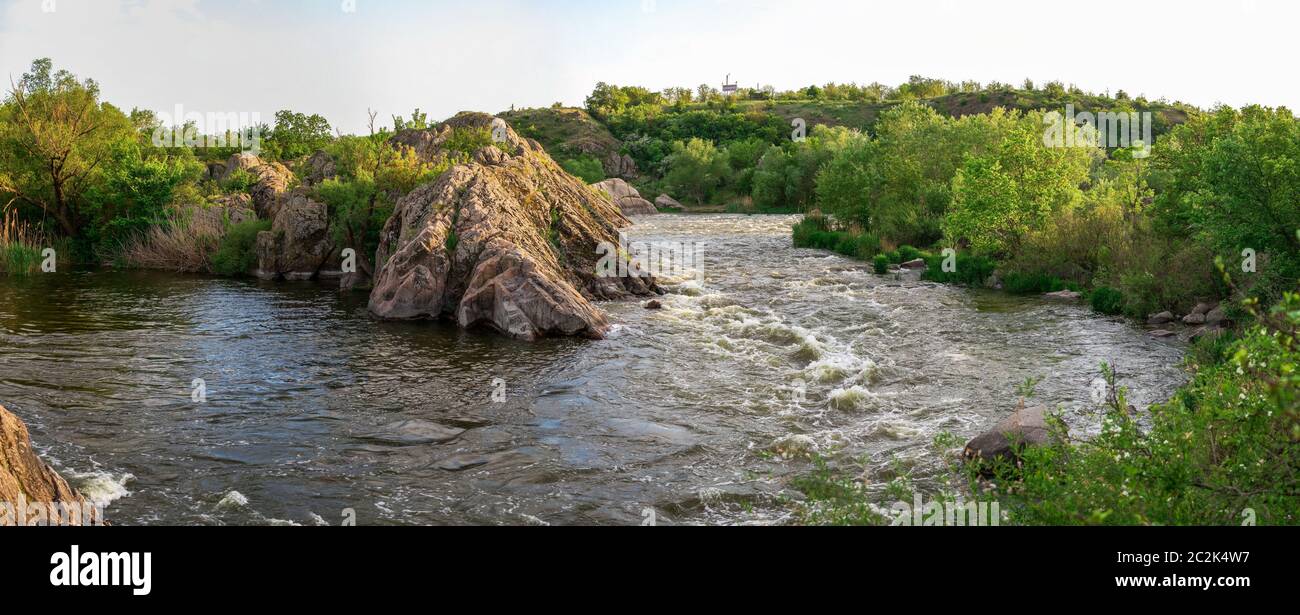 Rocky le rives de la rivière Bug du Sud près du village de Migiya en Ukraine sur un jour d'été ensoleillé Banque D'Images