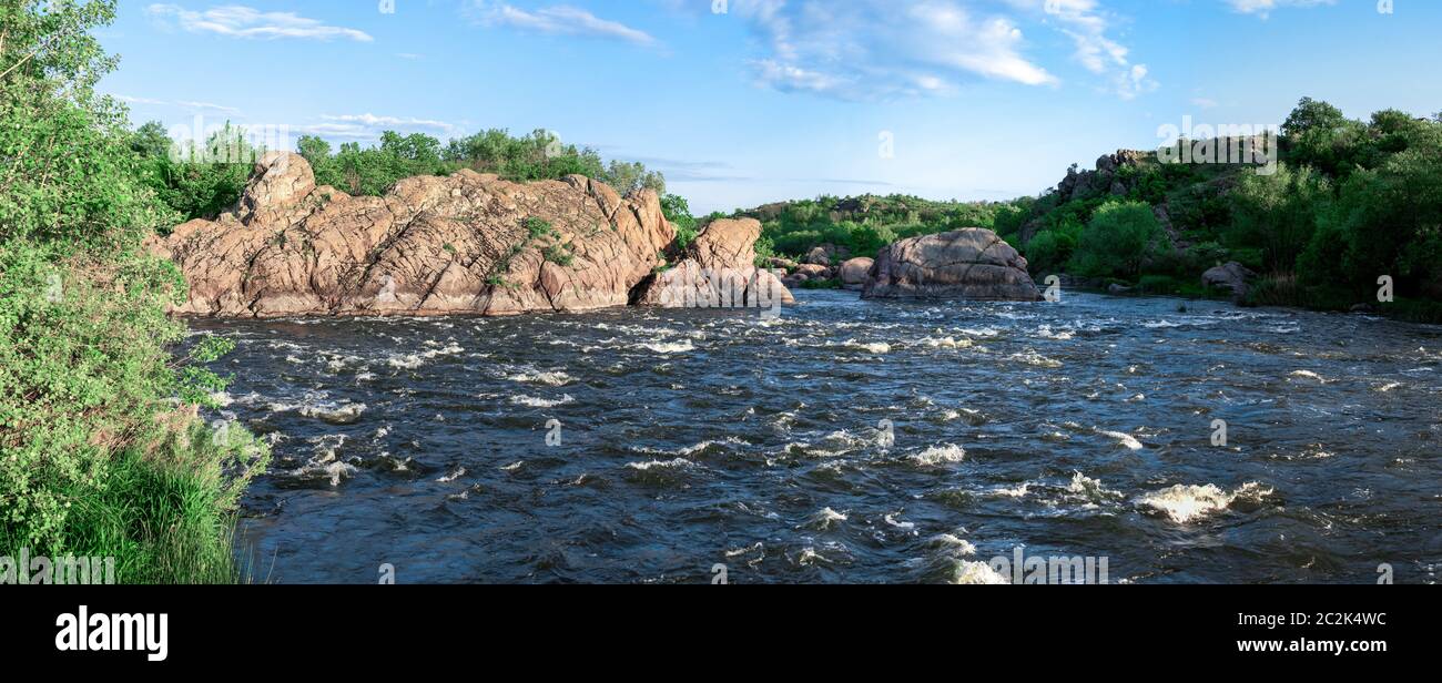 Rocky le rives de la rivière Bug du Sud près du village de Migiya en Ukraine sur un jour d'été ensoleillé Banque D'Images