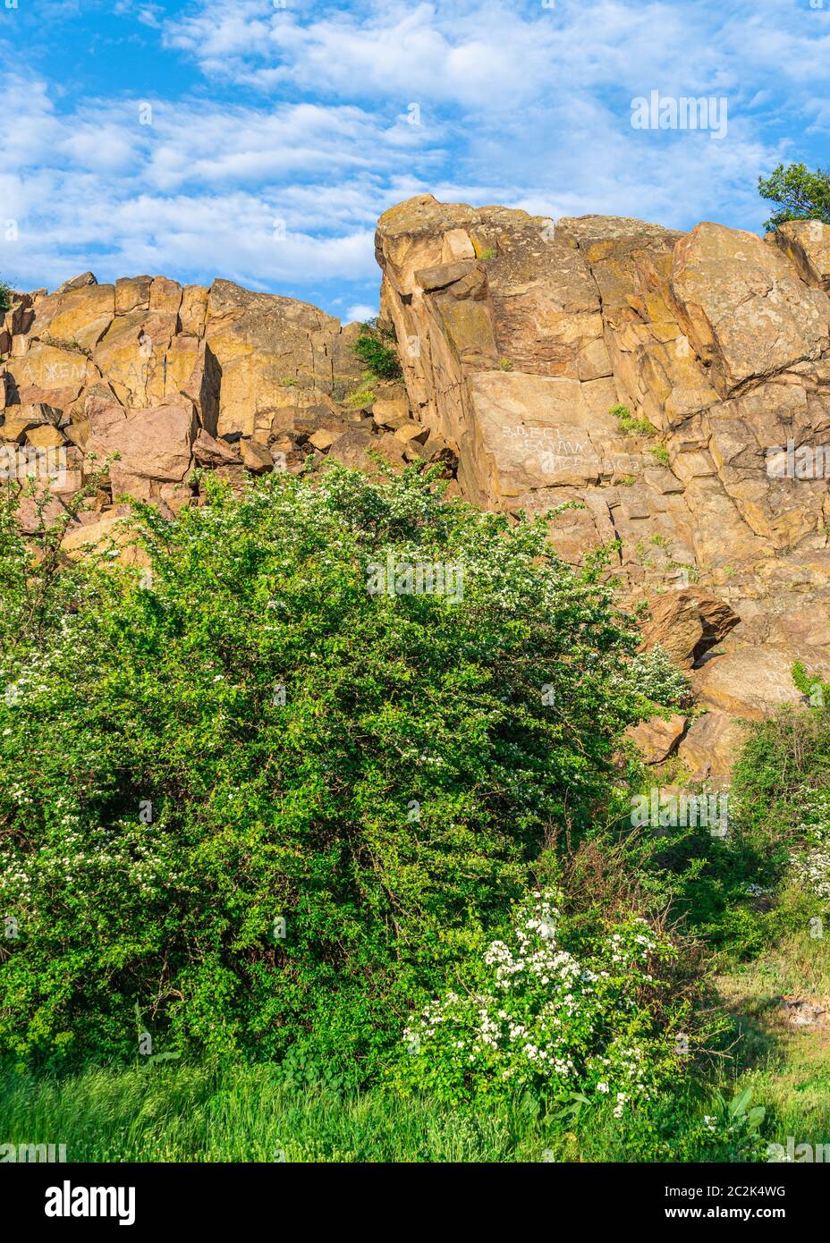 Rocky le rives de la rivière Bug du Sud près du village de Migiya en Ukraine sur un jour d'été ensoleillé Banque D'Images