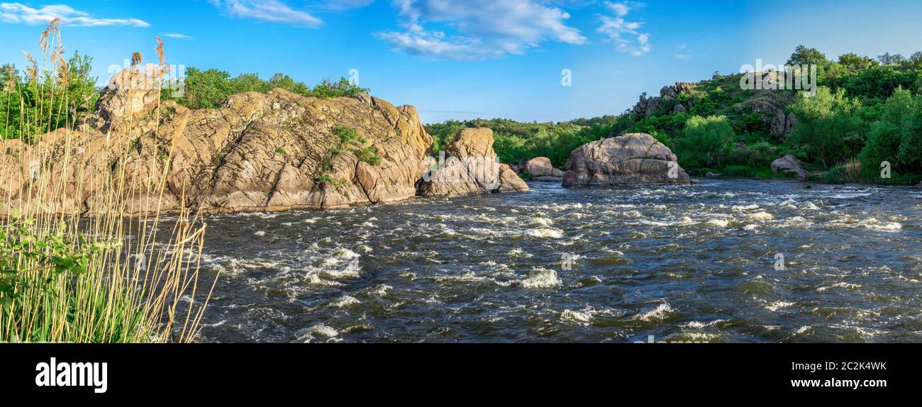 Rocky le rives de la rivière Bug du Sud près du village de Migiya en Ukraine sur un jour d'été ensoleillé Banque D'Images