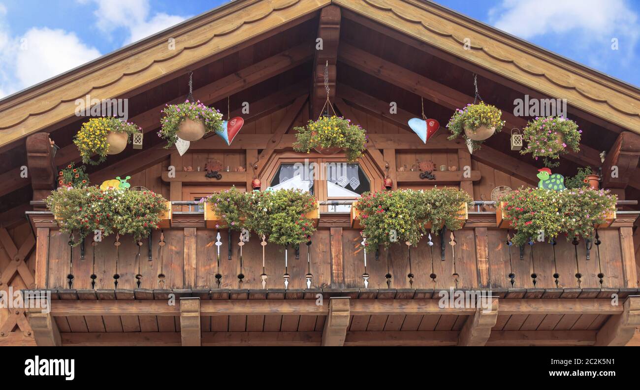 Balcon dans la maison en bois typique de la haute Bavière, Allemagne Banque D'Images