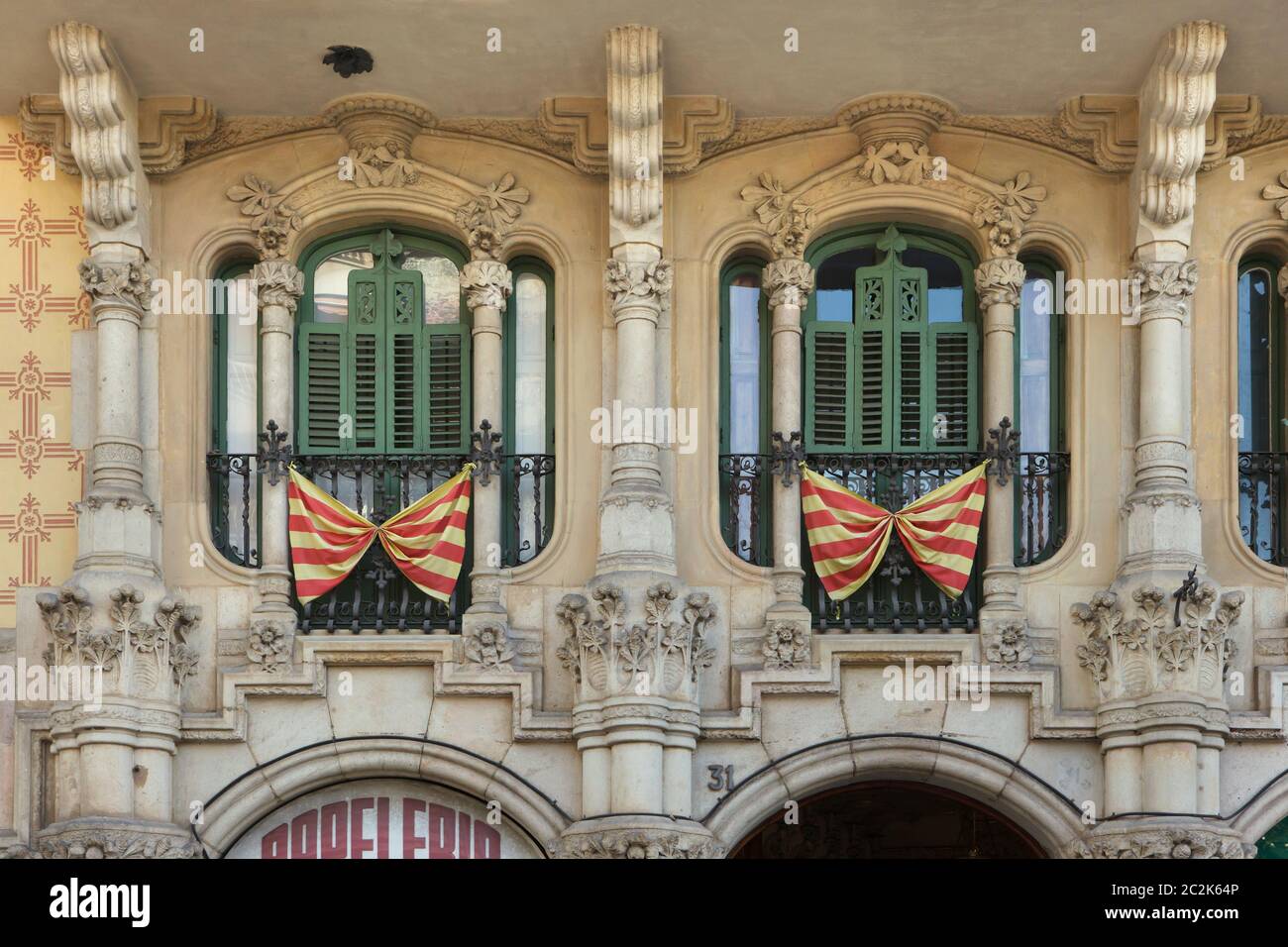 Drapeaux nationaux catalans placés sur les balcons français des caisses Ramos à Barcelone, Catalogne, Espagne. Le bâtiment conçu par l'architecte moderniste catalan Jaume Torres i Grau a été construit entre 1906 et 1908 sur la Plaça de Lesseps (Plaza de Lesseps). Banque D'Images