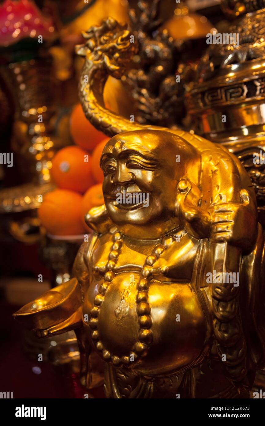 Statue du Bouddha d'or à la Tu Lien Pagode dans Ha Noi, Viet Nam Banque D'Images