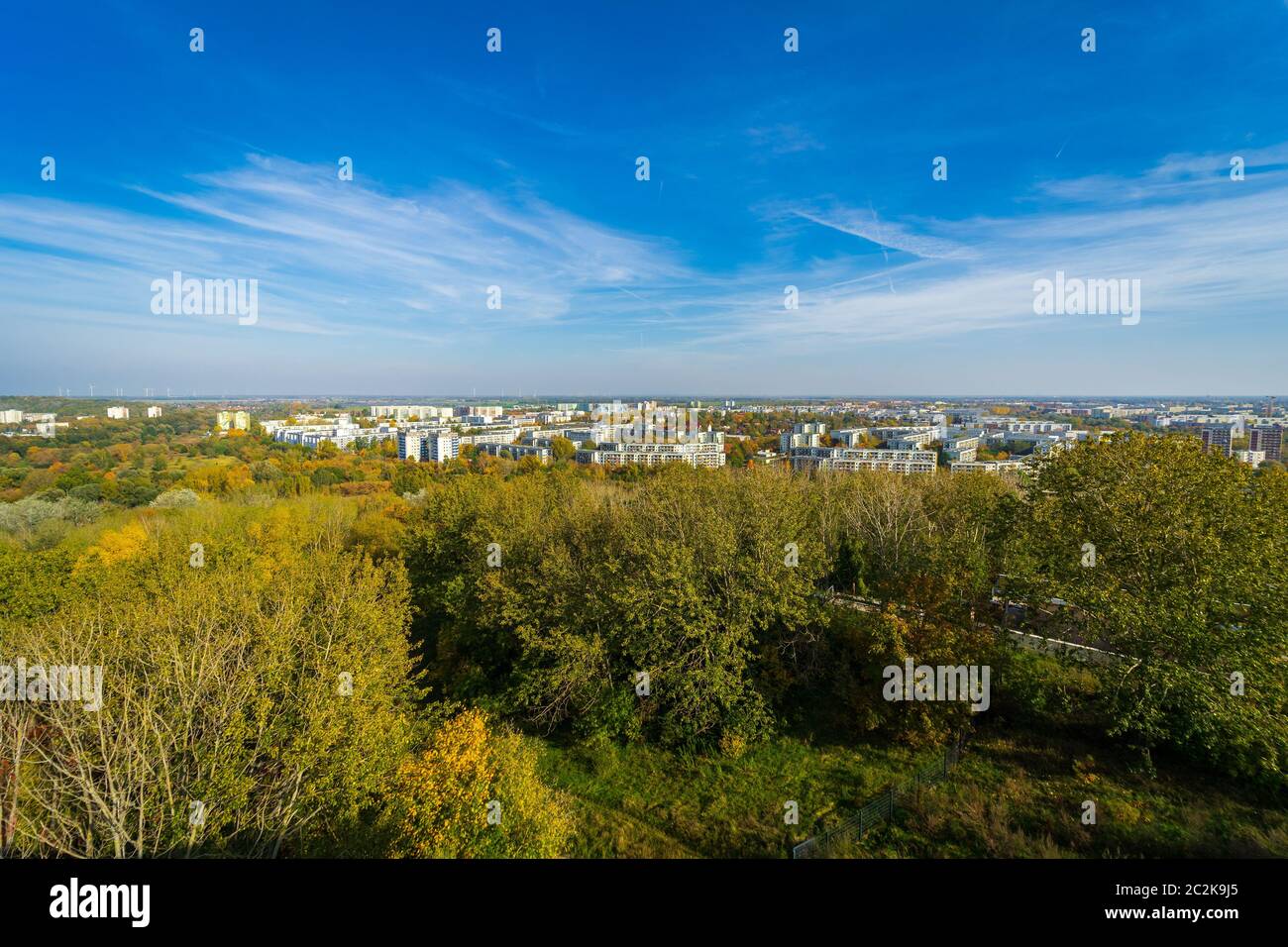 Maisons à plusieurs étages et parc naturel du quartier résidentiel de ​​Berlin - Marzahn-Hellersdorf. Banque D'Images