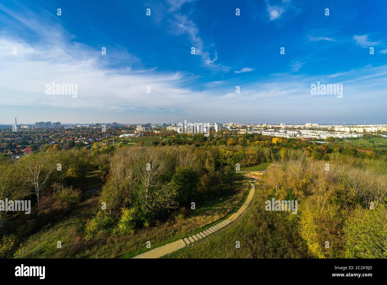La vue sur les maisons à plusieurs étages et parc naturel des zones résidentielles d'​​Berlin de hill sur l'arrondissement de Marzahn-Hellersdorf. Banque D'Images