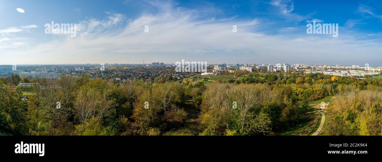 La vue panoramique sur les maisons à plusieurs étages et parc naturel des zones résidentielles d'​​Berlin de hill sur l'arrondissement de Marzahn-Hellersdorf. Banque D'Images