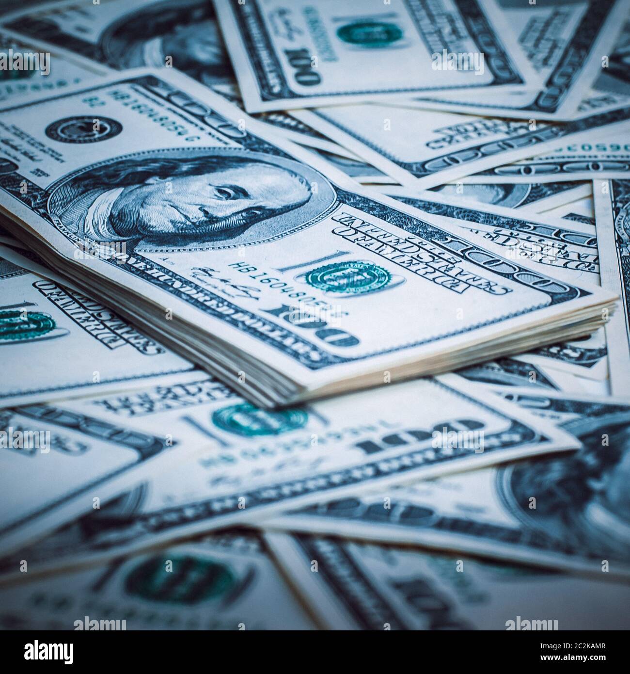 Un paquet de dollars américains sur la base de centaines de dollar bills Banque D'Images