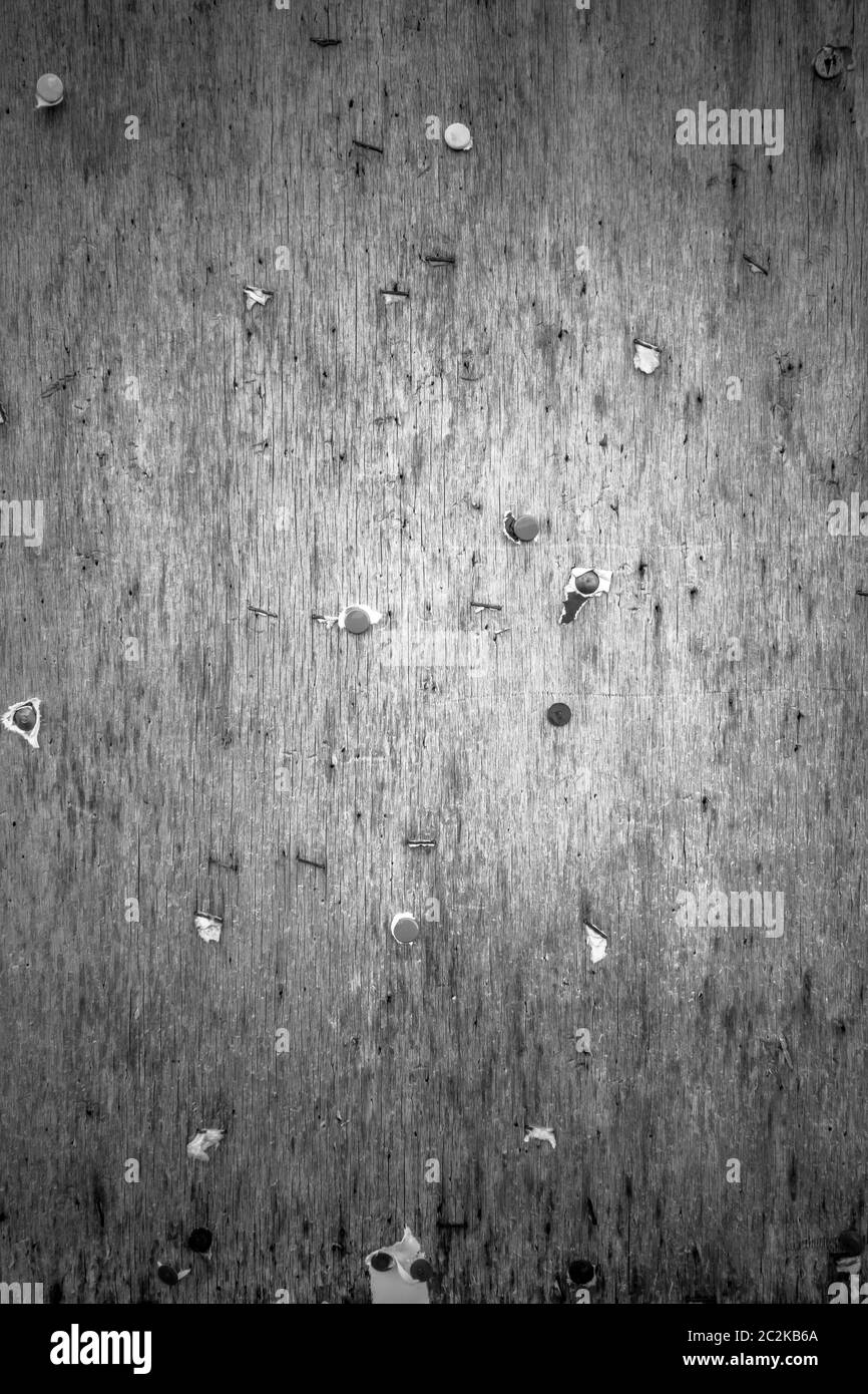 Vintage place bulletin board avec copie espace. Entre parenthèses, des boutons, des clous et des morceaux de papier sur une surface d'affichage en bois de la rue. Stre sale de Banque D'Images