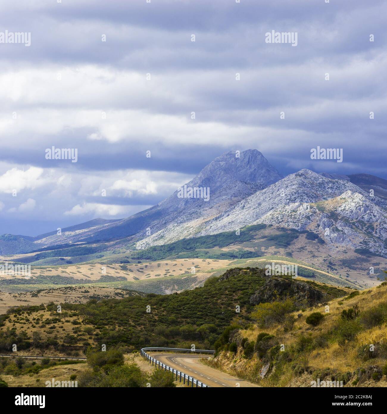 Route asphaltée sinueuse en Espagne Banque D'Images