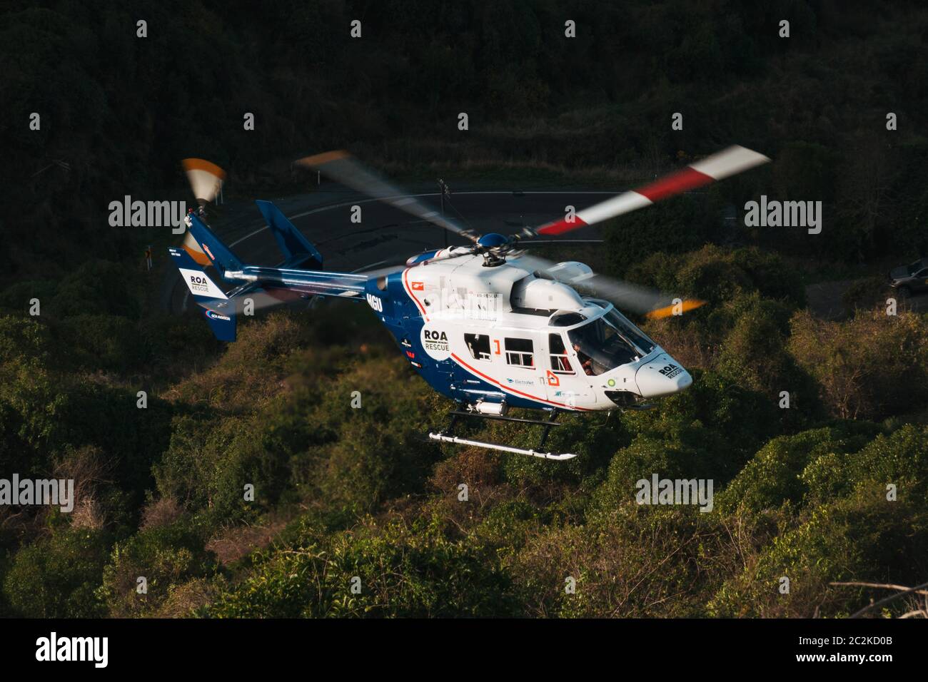 Un hélicoptère de sauvetage Airbus H145 abaisse l'équipement sur le site d'une voiture qui est tombée sur une rive abrupte de la route de Byers Pass, Christchurch, Nouvelle-Zélande Banque D'Images Un hélicoptère de sauvetage Airbus H145 abaisse l'équipement sur le site d'une voiture qui est tombée sur une rive abrupte de la route de Byers Pass, Christchurch, Nouvelle-Zélande Banque D'Images