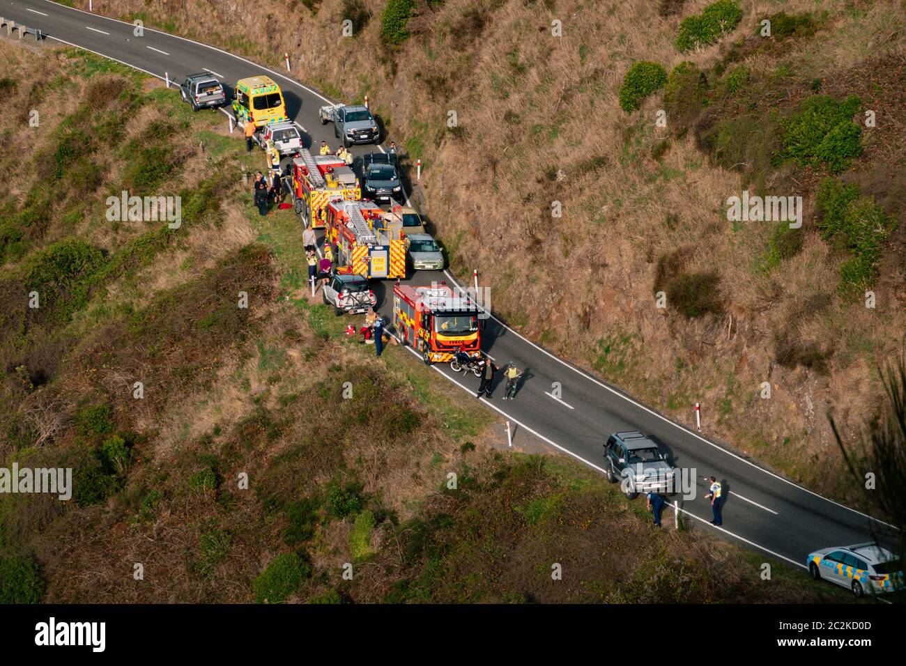 Les véhicules de service d'urgence se rassemblent sur la route d'un véhicule qui a été arrêté sur une colline dans la péninsule de Banks, en Nouvelle-Zélande Banque D'Images Les véhicules de service d'urgence se rassemblent sur la route d'un véhicule qui a été arrêté sur une colline dans la péninsule de Banks, en Nouvelle-Zélande Banque D'Images