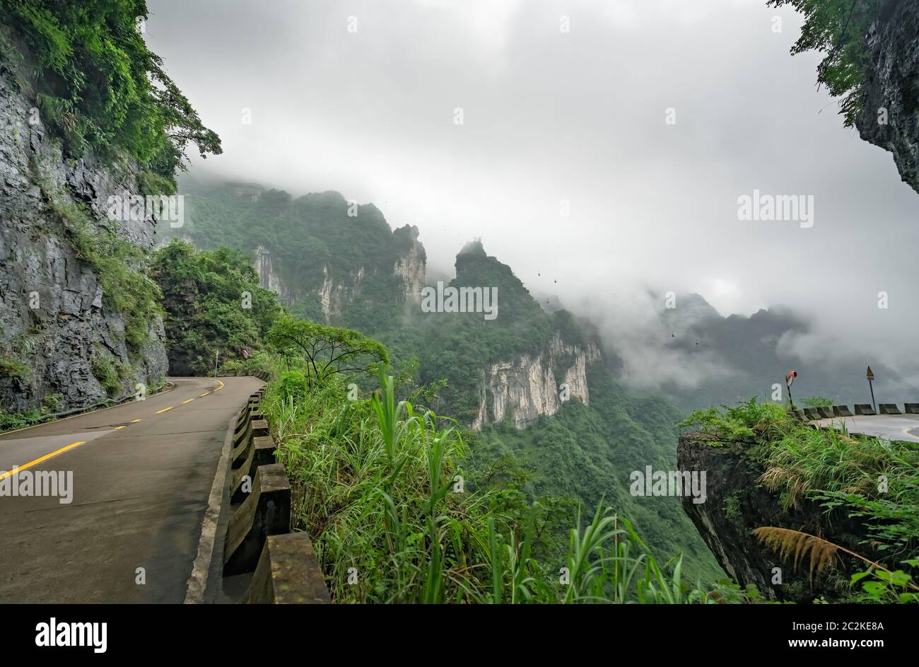 Les virages dangereux sur la route sinueuse de 99 se tourne vers le haut de la montagne Tianmen, parc national de Zhangjiajie, Hunan, Chine Banque D'Images