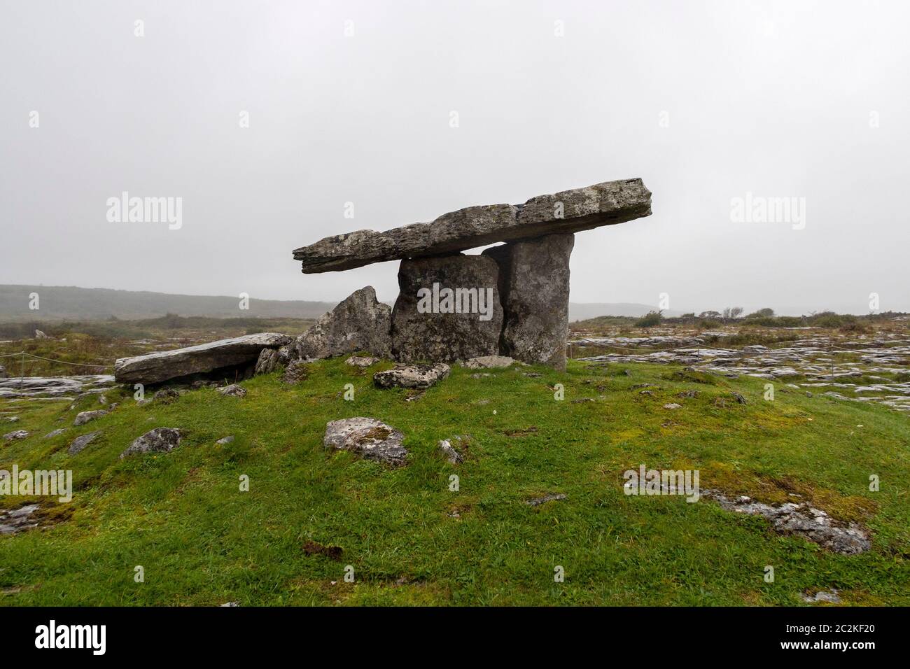 Portail du dolmen de Poulnabrone dans le comté de Clare, République d'Irlande, Europe Banque D'Images
