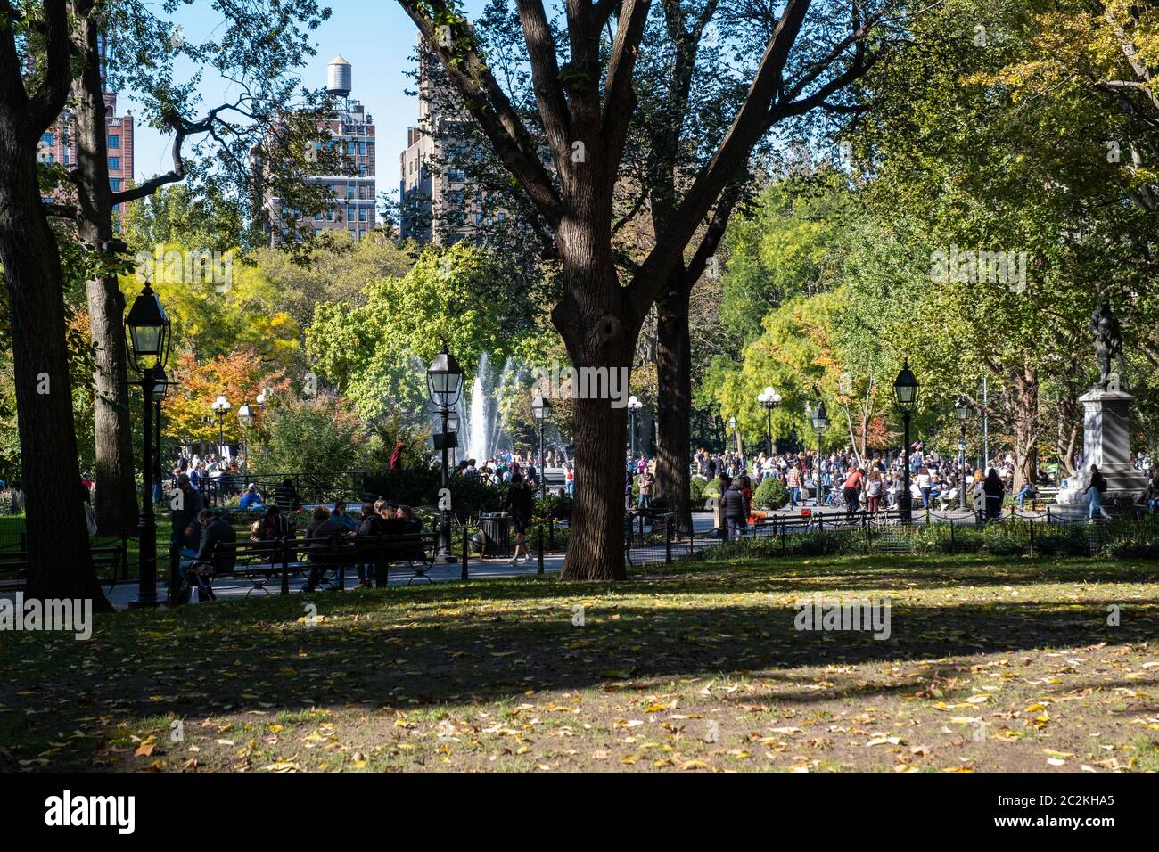 Couleur du feuillage d'automne du parc Washington Square près de NYU dans Lower Manhattan Banque D'Images