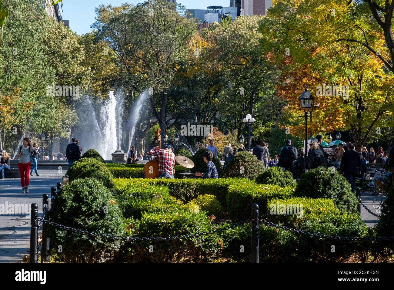 Couleur du feuillage d'automne du parc Washington Square près de NYU dans Lower Manhattan Banque D'Images