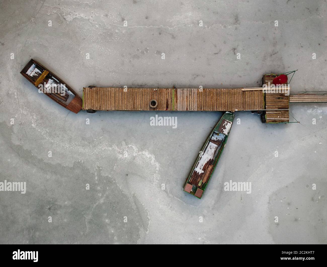 Les bateaux dans l'eau sur un lac en hiver Banque D'Images