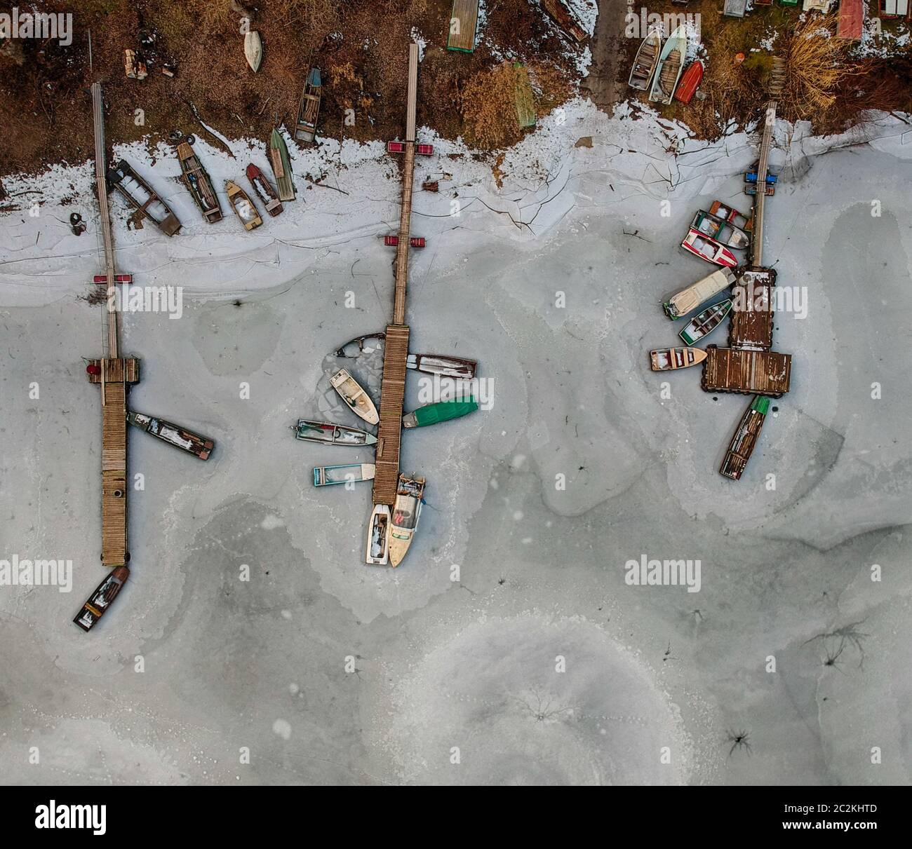 Les bateaux dans l'eau sur un lac en hiver Banque D'Images