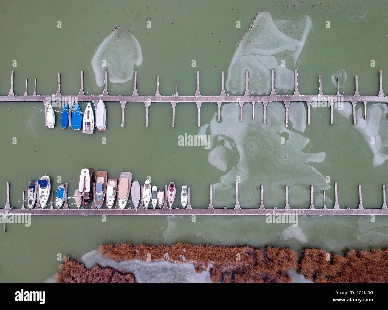 Les bateaux dans l'eau sur le lac Balaton Banque D'Images