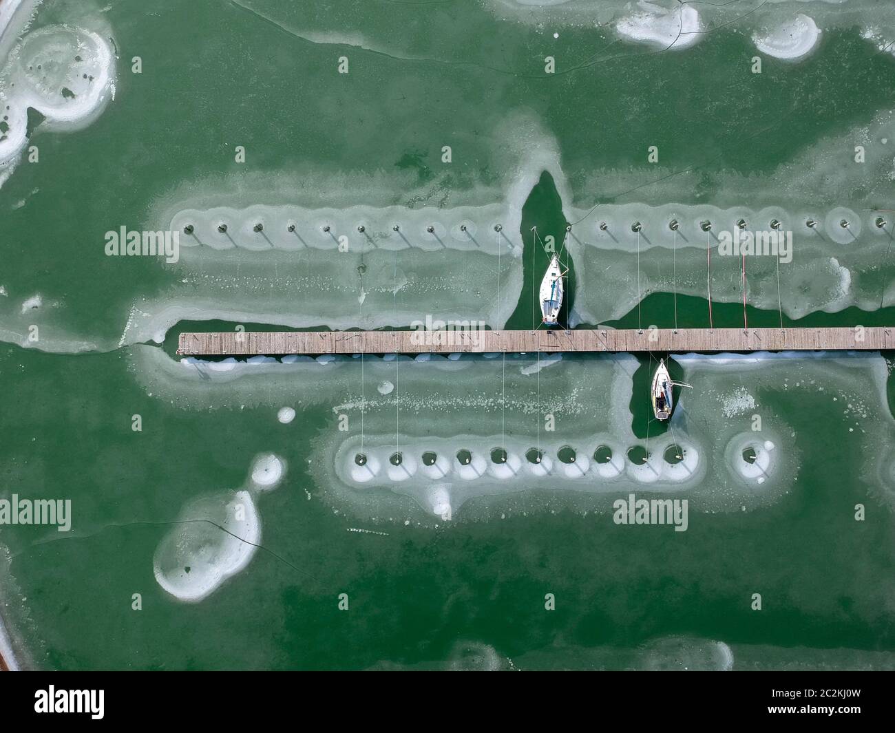 Les bateaux dans l'eau sur le lac Balaton Banque D'Images