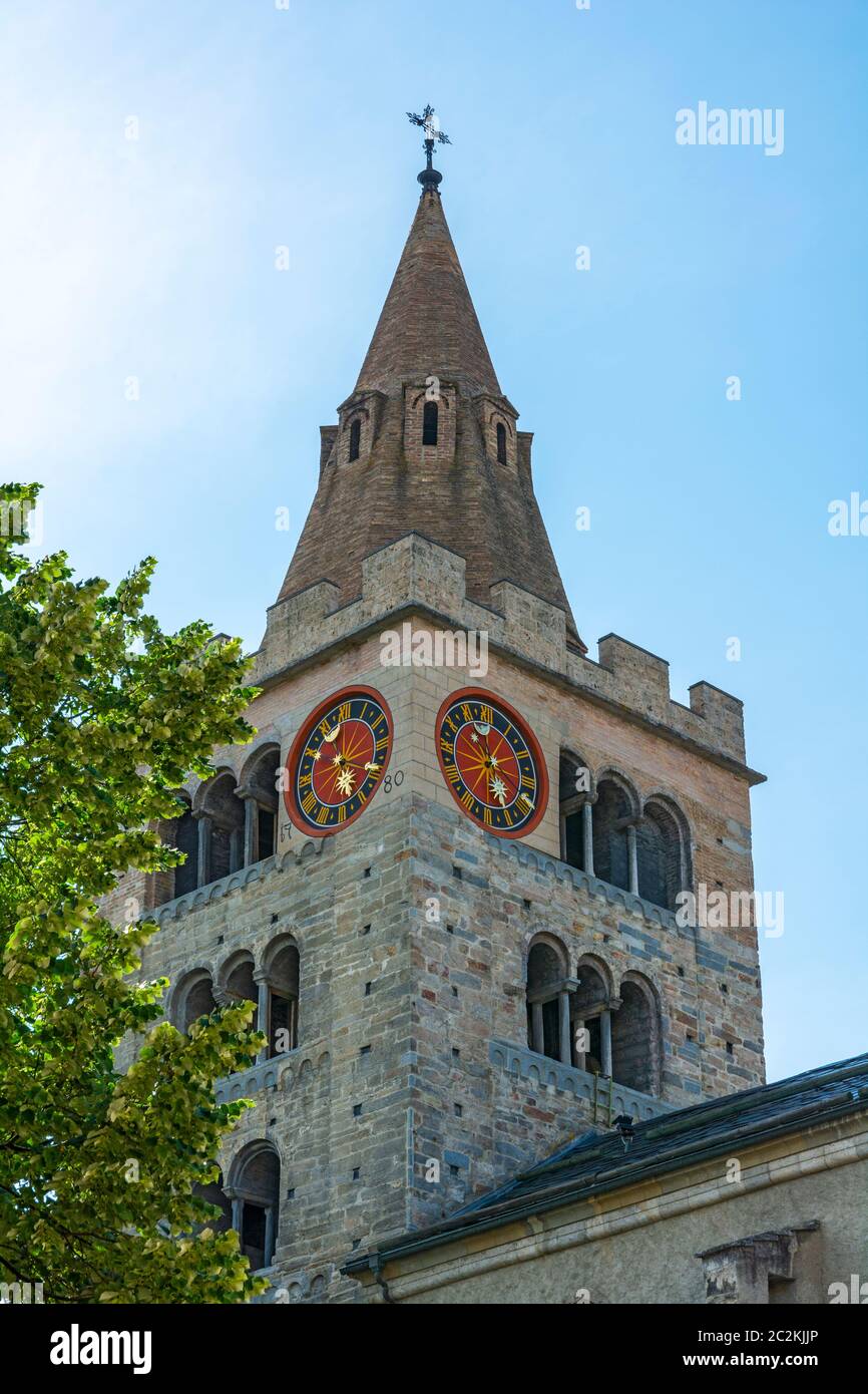 Suisse, canton du Valais, Sion, Cathédrale notre Dame du Glarier, détail tour d'horloge Banque D'Images